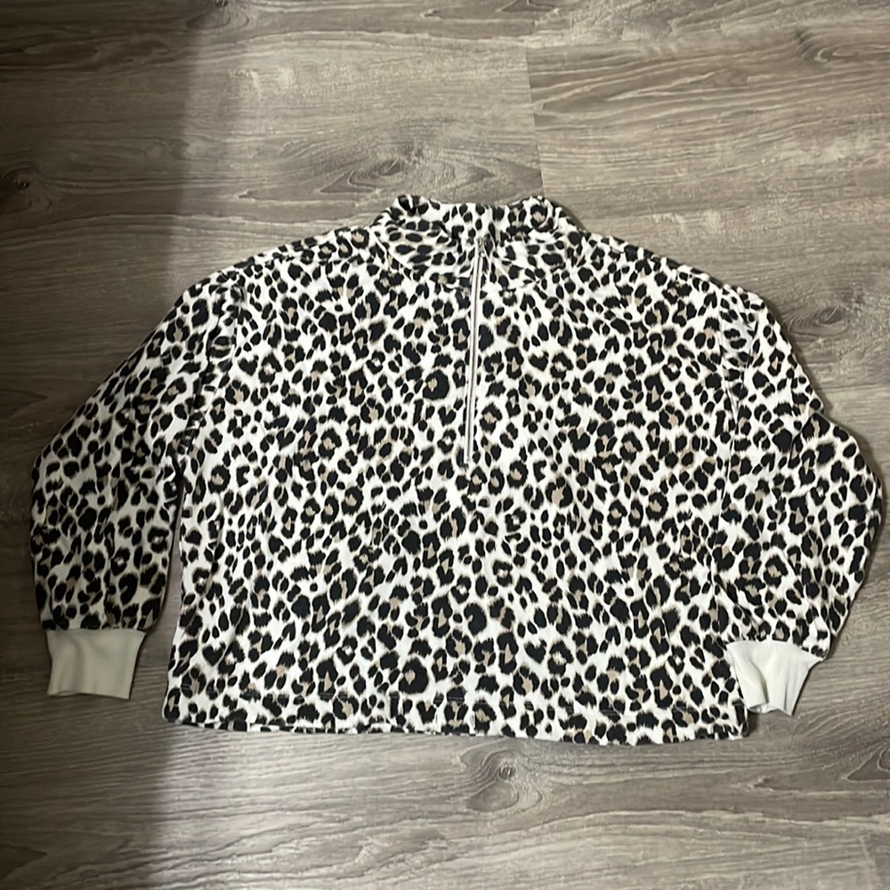 Old navy size medium half zip cheetah print sweatshirt. So comfy like new!